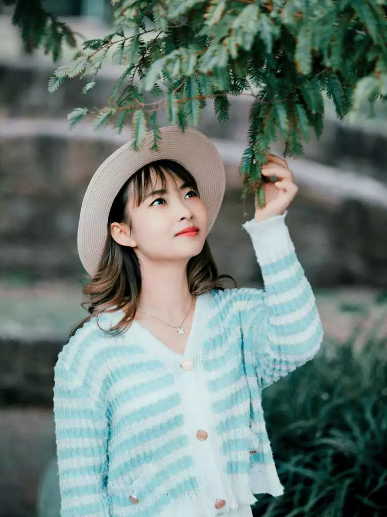 Jennie’s Cool Girl Look with a Cardigan