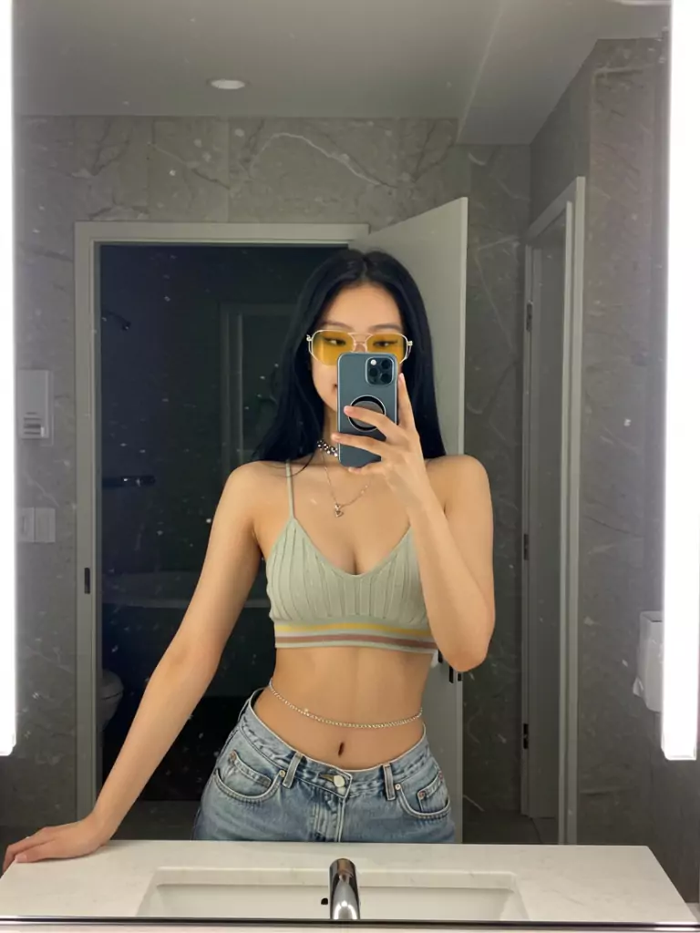 Jennie’s Stylish Mirror Selfie