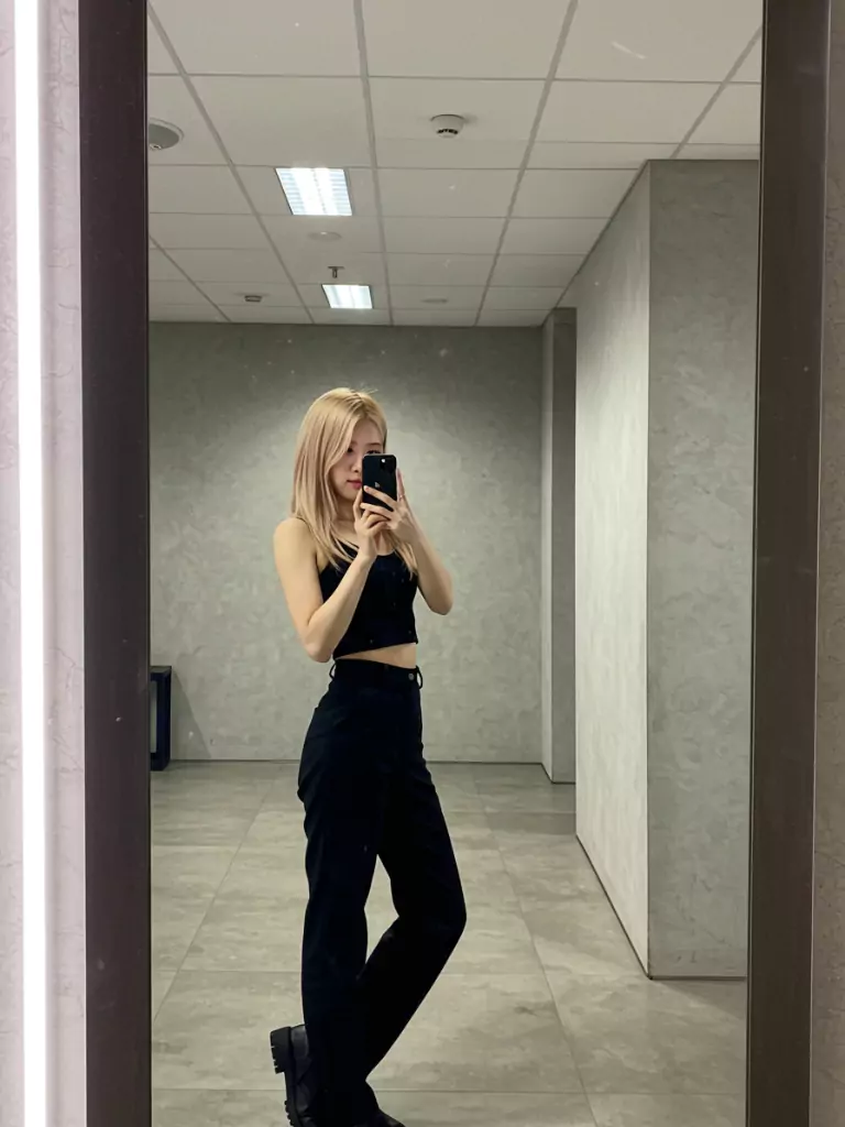 Rosé’s Elegant Mirror Selfie
