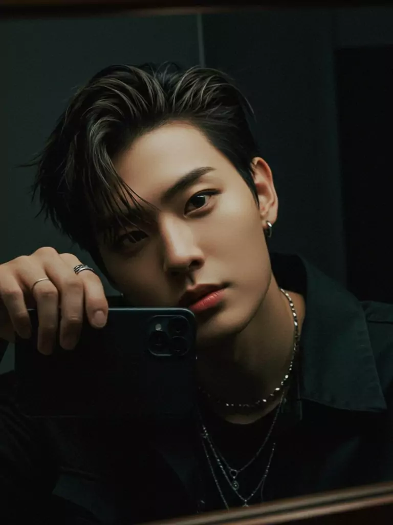 Shownu’s Mysterious Half-Face Selfie