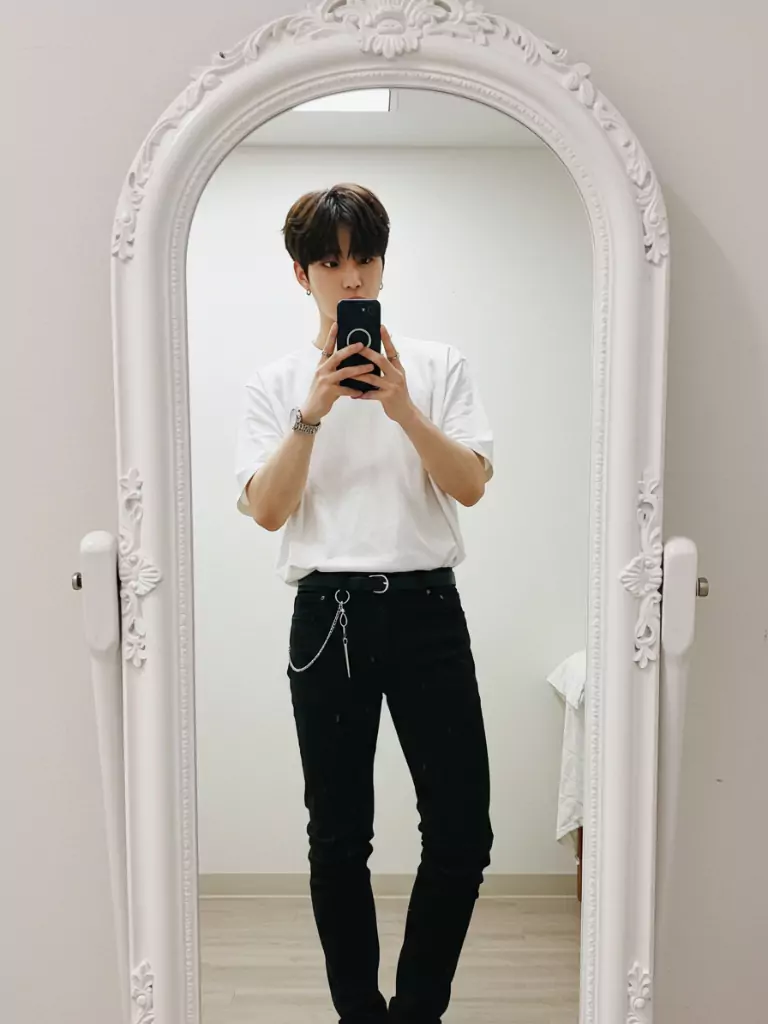 Sunwoo’s Cool Phone Flip Selfie