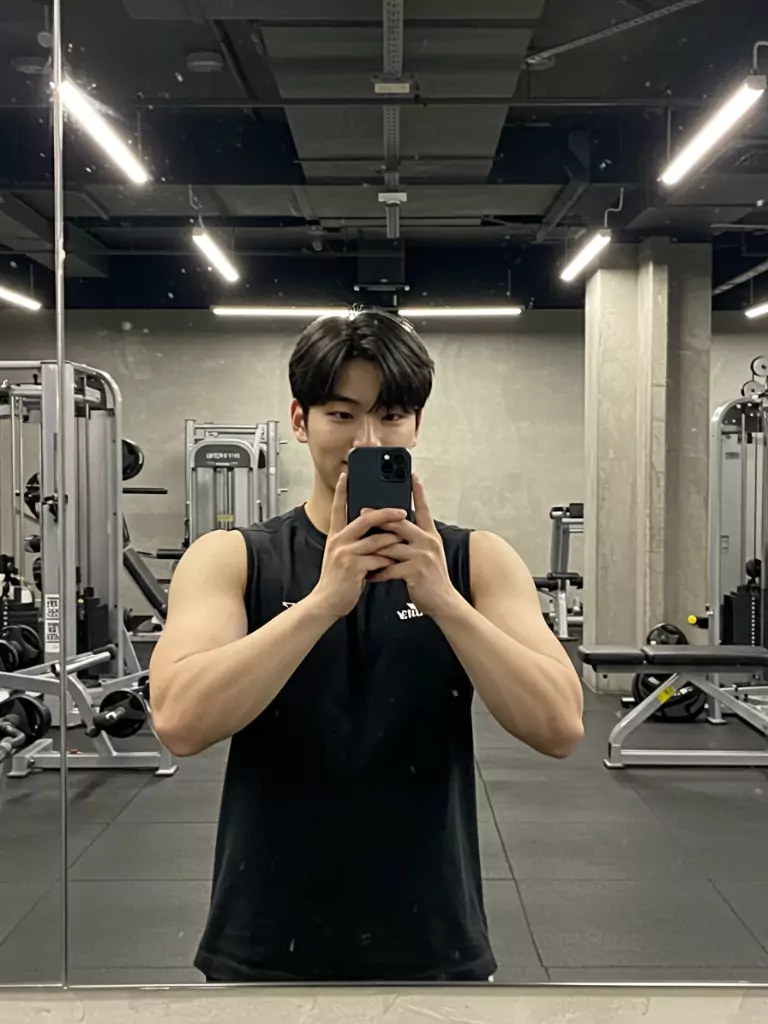 Wonho’s Strong Gym Selfie