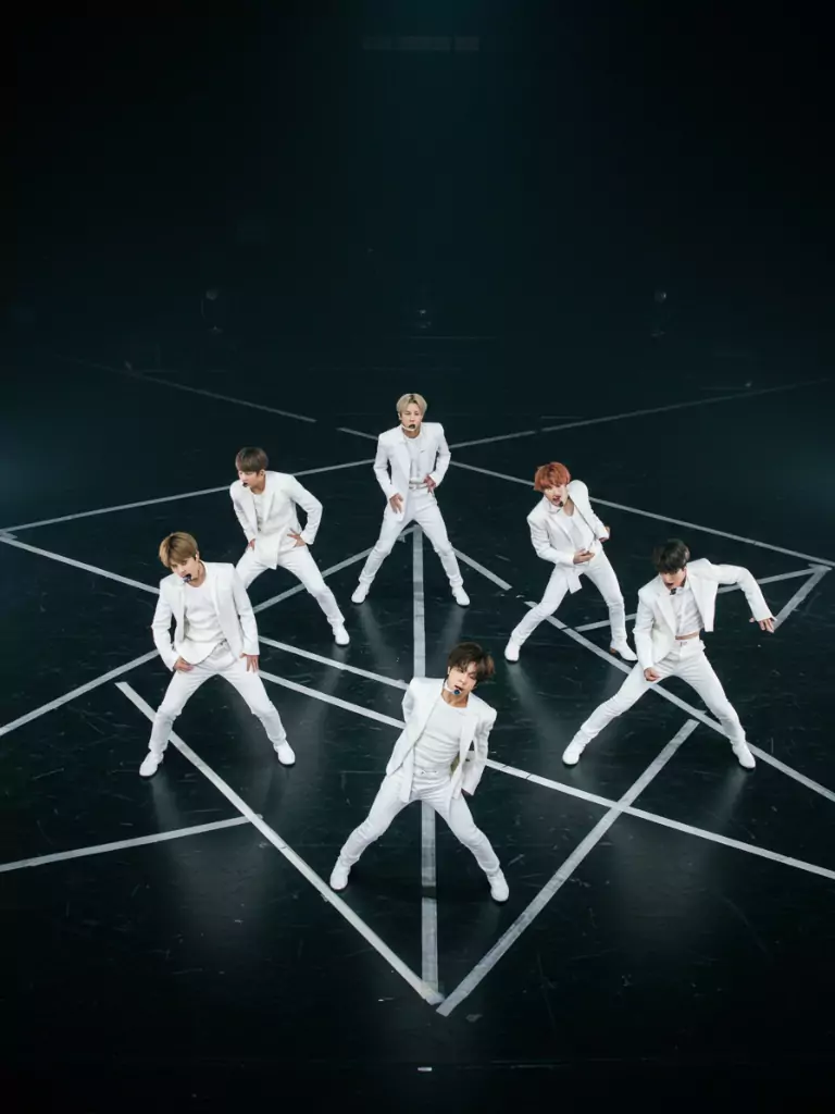 Minimal  Formation & Geometric Aesthetic