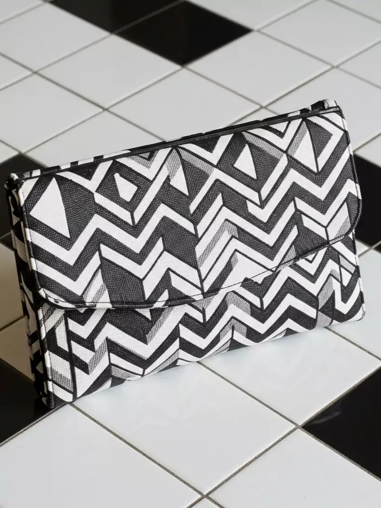 Graphic Print Clutch
