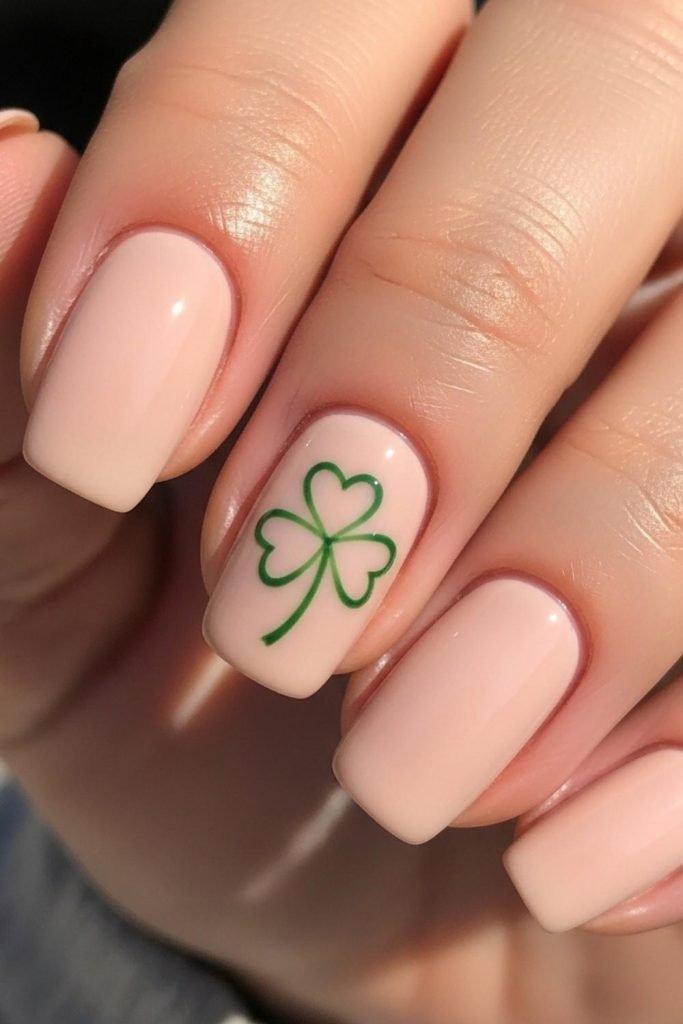 Minimal Clover Outline